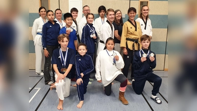 Erfolgreiche Sportler (kniend v.l.) Maximilian Fricke, Leon Safranek, Valeria Wipperfeld und Tom Duczek, dahinter stehend Susanne Dirmeier, Sofia Montin, Lejla Safranek, Wei Jerke, Janina Schwendtner, Jörg Wipperfeld, Mariemilia Bauer, Stephano Wipperfeld, Laurin Merbecks, Claudia Za, Bettina Mak und Dominik Mosig. (Foto: red)