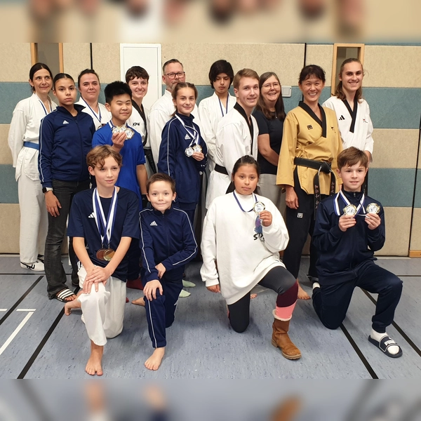 Erfolgreiche Sportler (kniend v.l.) Maximilian Fricke, Leon Safranek, Valeria Wipperfeld und Tom Duczek, dahinter stehend Susanne Dirmeier, Sofia Montin, Lejla Safranek, Wei Jerke, Janina Schwendtner, Jörg Wipperfeld, Mariemilia Bauer, Stephano Wipperfeld, Laurin Merbecks, Claudia Za, Bettina Mak und Dominik Mosig. (Foto: red)