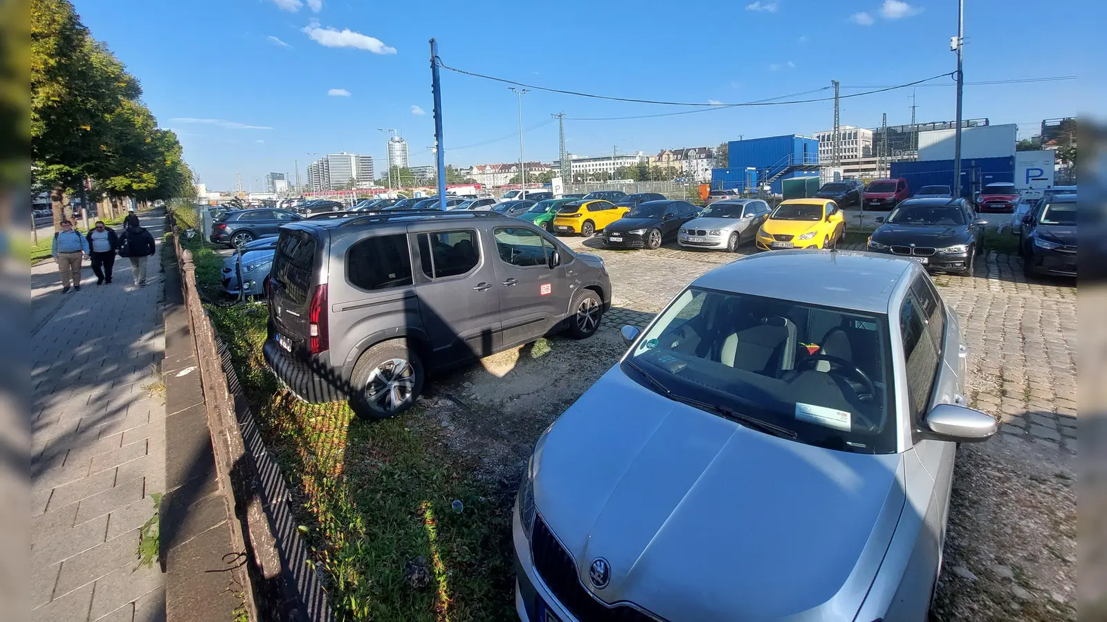 Wo jetzt noch entlang der Orleansstraße Gebrauchtwägen abgestellt sind, soll mit den Orleanshöfen ein neues Stadtquartier entstehen. (Foto: bas)