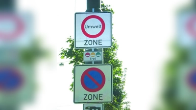 Fahrzeuge mit roter und gelber Plakette sollen in den nächsten Jahren aus der Umweltzone ausgesperrt werden - aber es gibt Ausnahmen. (Foto: pi)