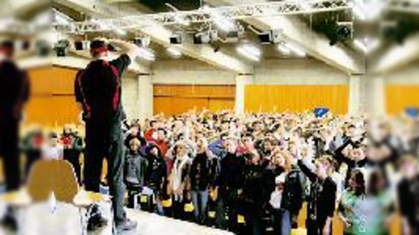 Motivationstrainer Christian Bischoff brachte Action in die Werner-von-Siemens-Realschule.  (Foto: aha)