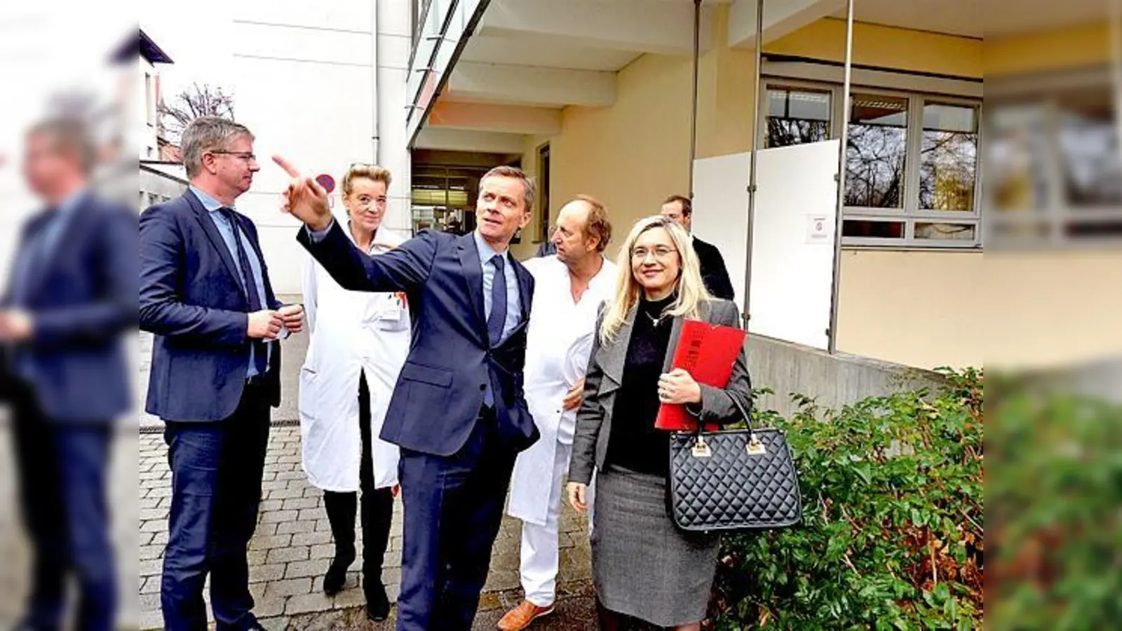 Bei einem Rundgang zeigte Dr. Axel Fischer Gesundheitsministerin Melanie Huml kürzlich die Kinderklinik Schwabing.	 (Foto: Soir)