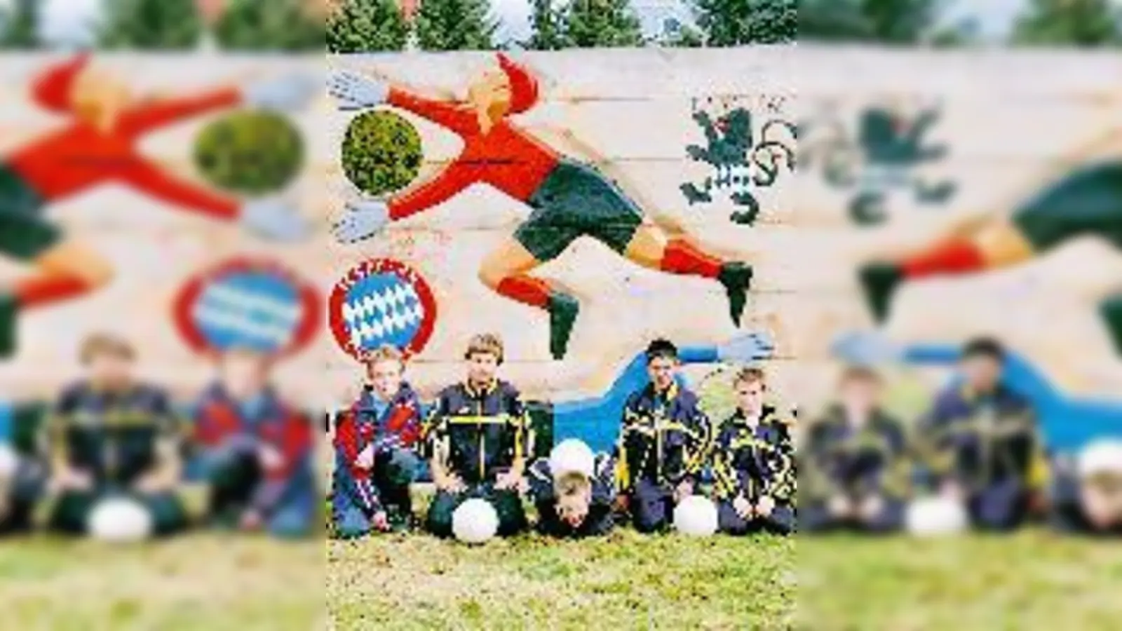 Bei der Eröffnung des Pelkovenschlössls präsentierten sich die Kicker mit ihrer Fußballwand. (Foto: wh)