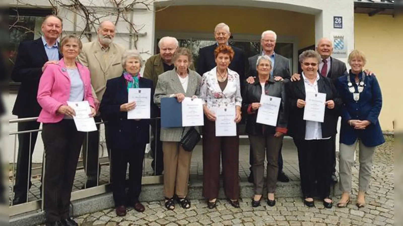 Bürgermeisterin Ursula Mayer (r.) freute sich den zahlreichen Jubelpaaren zu ihrem großen Ehrentag gebührend im Namen der Gemeinde zu gratulieren.	 (Foto: Schunk)