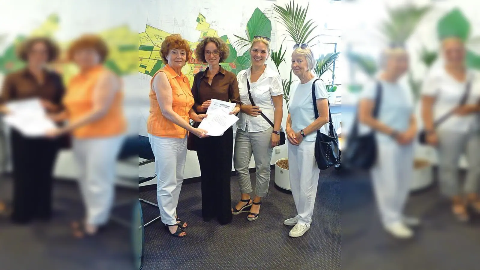 Bürgermeisterin Ziegler nimmt von den Initiatoren Unterschriftenlisten entgegen.	 (Foto: VA)