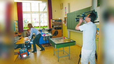 Einen Einblick ins deutsche Schulsystem will das koreanische Filmteam seinen Landsleuten geben. Dazu besuchte es unter anderem die Grundschule am Winthirplatz. (Foto: Eva Wobido)