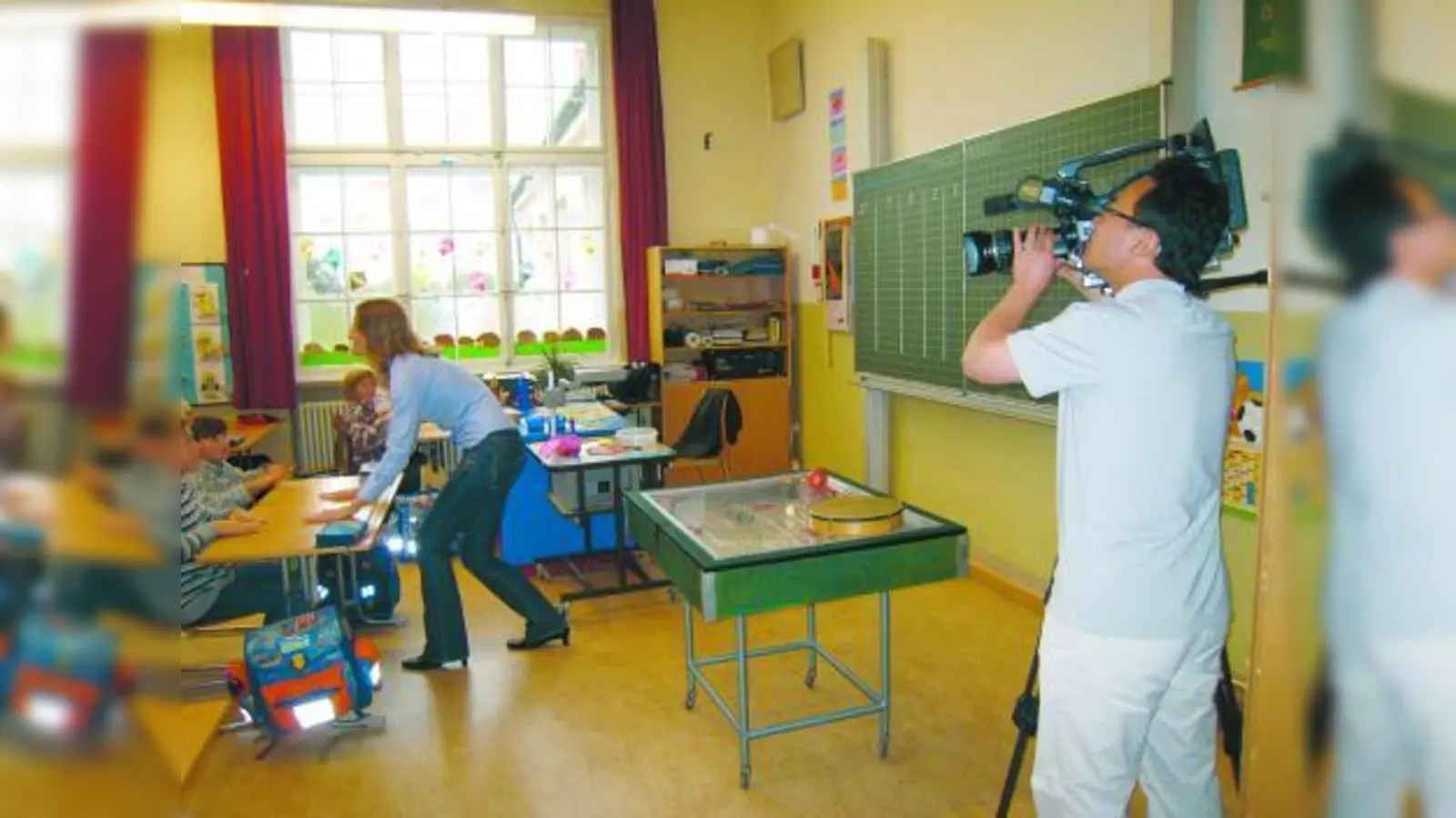 Einen Einblick ins deutsche Schulsystem will das koreanische Filmteam seinen Landsleuten geben. Dazu besuchte es unter anderem die Grundschule am Winthirplatz. (Foto: Eva Wobido)