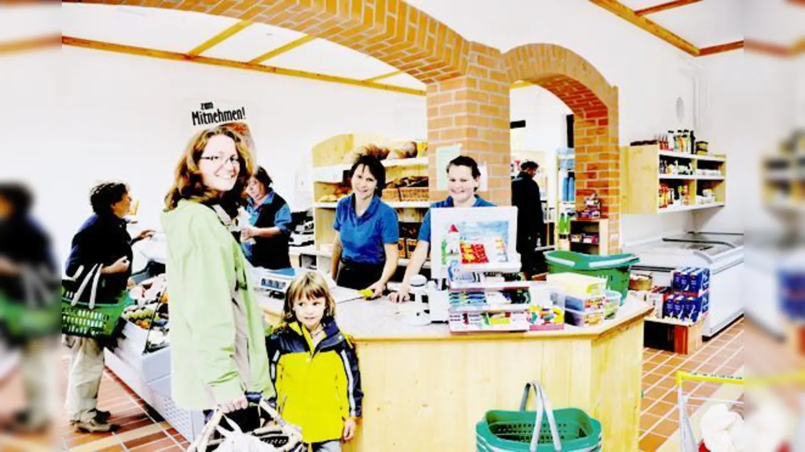 Die Harthauser nutzen die Möglichkeit eines nahen Einkaufs intensiv, Geschäftsführerin Johanna Mayer (Mitte) ist zufrieden.  (Foto: Föll)