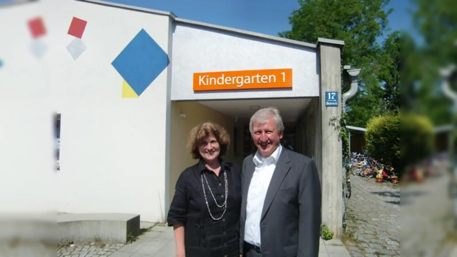 Seit dem Beginn 1972 dabei: Karin Oberle, Leiterin Kindergarten 1, mit  Unterföhrings Bürgermeister Franz Schwarz.  (Foto: ikb)