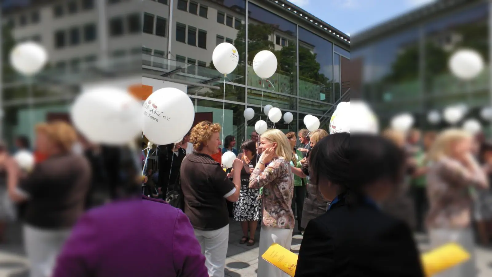 Zum feierlichen Auftakt der Jubiläumswoche ließen Mütter, Väter, Kinder und Gäste Hunderte von Luftballons mit dem VaMuKi-Logo in den Himmel steigen. (Foto: SE)