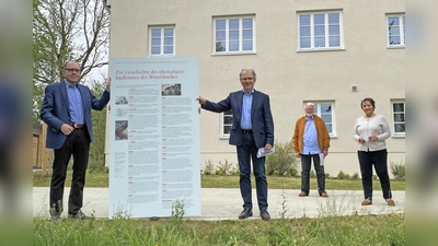 Grafikdesigner Michael Lang und Bürgermeister Manfred Ranft. In Sicherheitsdistanz Norbert Hartmann und Heike Kronseder (von links).  (Foto: Wolfgang Kronseder)
