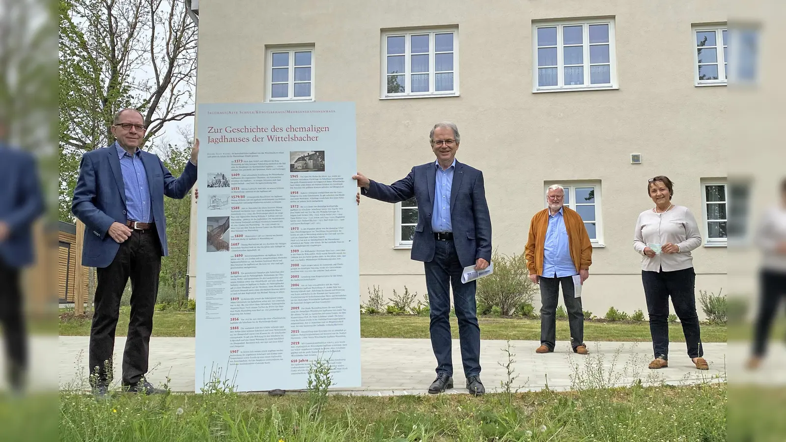 Grafikdesigner Michael Lang und Bürgermeister Manfred Ranft. In Sicherheitsdistanz Norbert Hartmann und Heike Kronseder (von links).  (Foto: Wolfgang Kronseder)