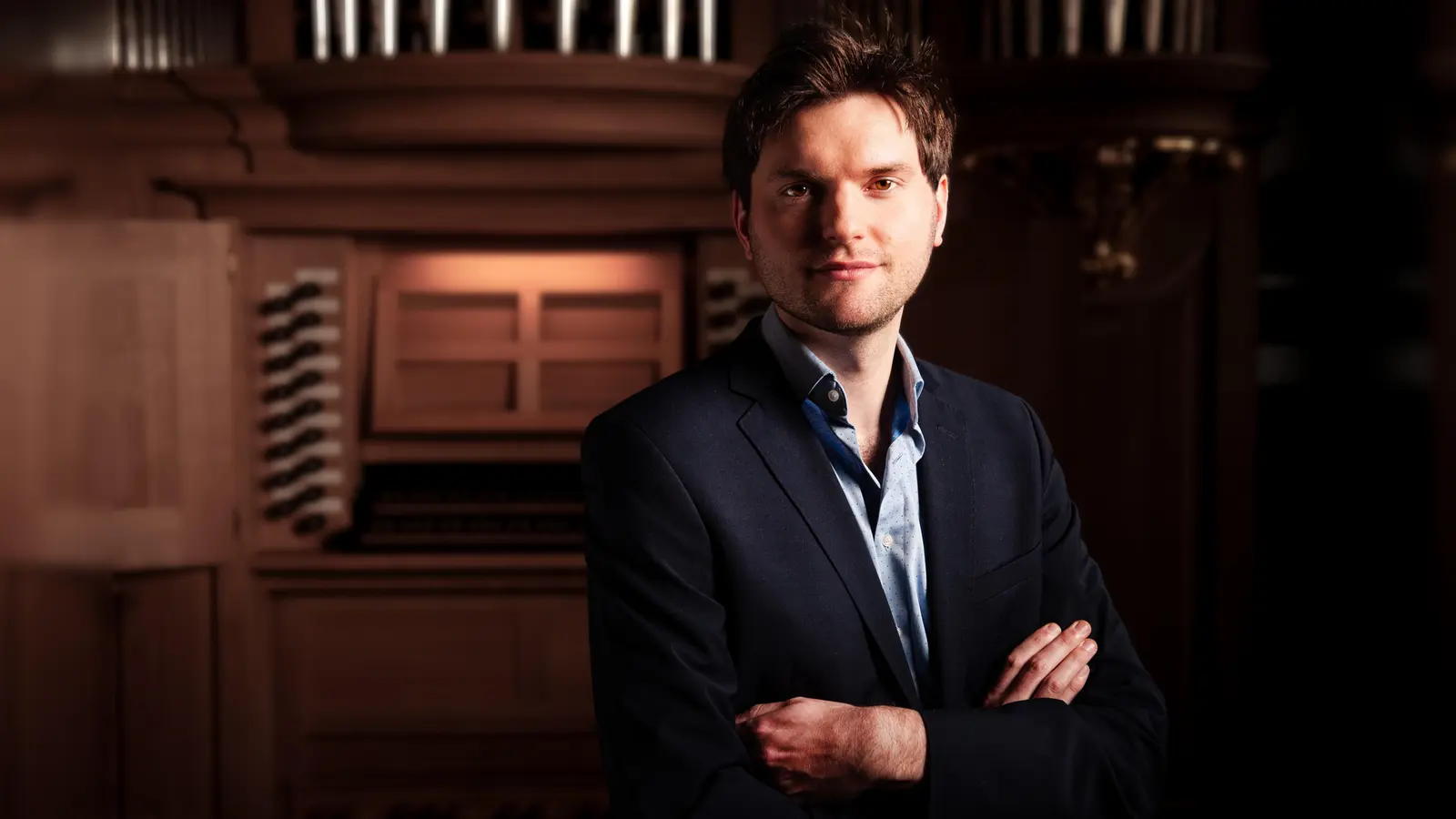 Christoph Schönfelder wurde 1992 in Landshut geboren. Seine umfassende musikalische Grundausbildung erhielt er bei den Regensburger Domspatzen. (Foto: wildundleise.de)