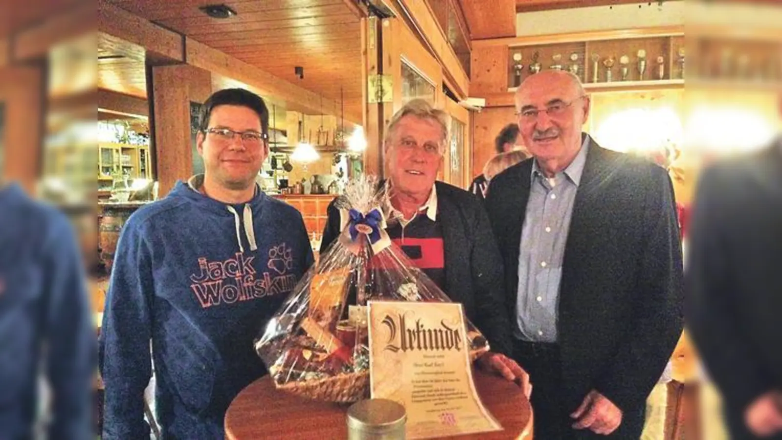 Vereinsratsvorsitzenden Philipp Holly (l.) und Vorstand Hubert Hauber (r.) ehrten Pressesprecher Karl Kayl 	 (Foto: Privat)