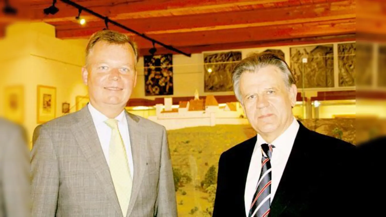 Bürgermeister Jan Neusiedl und Prof. Ludwig Wamser (v. l., Leitender Direktor der Archäologischen Staatssammlung).  (Foto: hol)