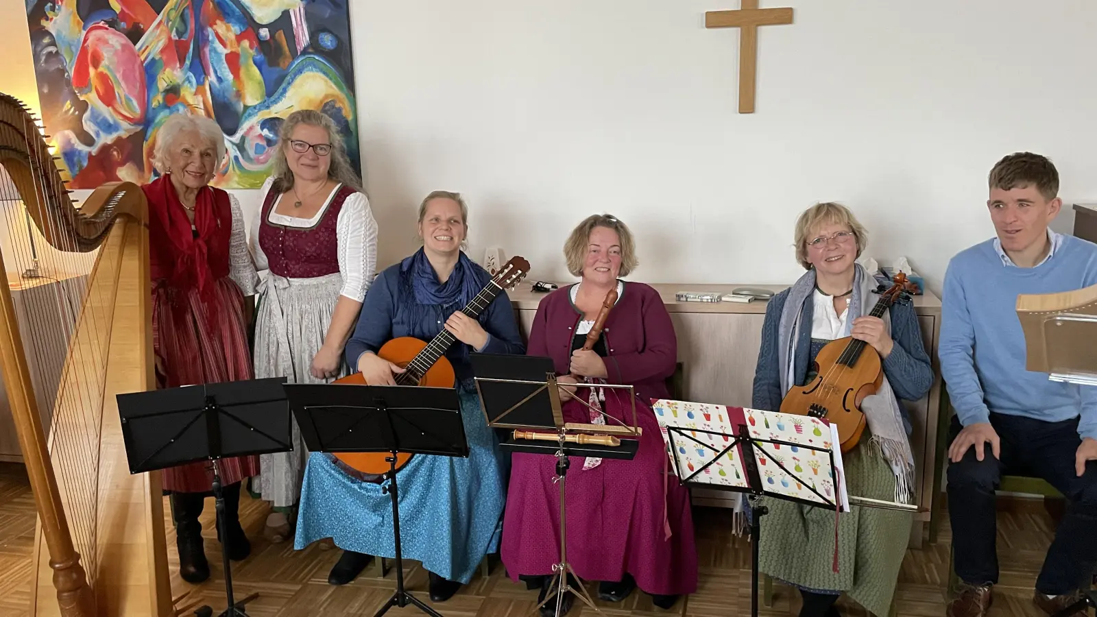 Angelika Knülle (links) las in bayerischer Mundart und wurde dabei vom Ensemble „SaitenRausch” begleitet. (Foto: Hilfsdienst Herrsching e.V.)