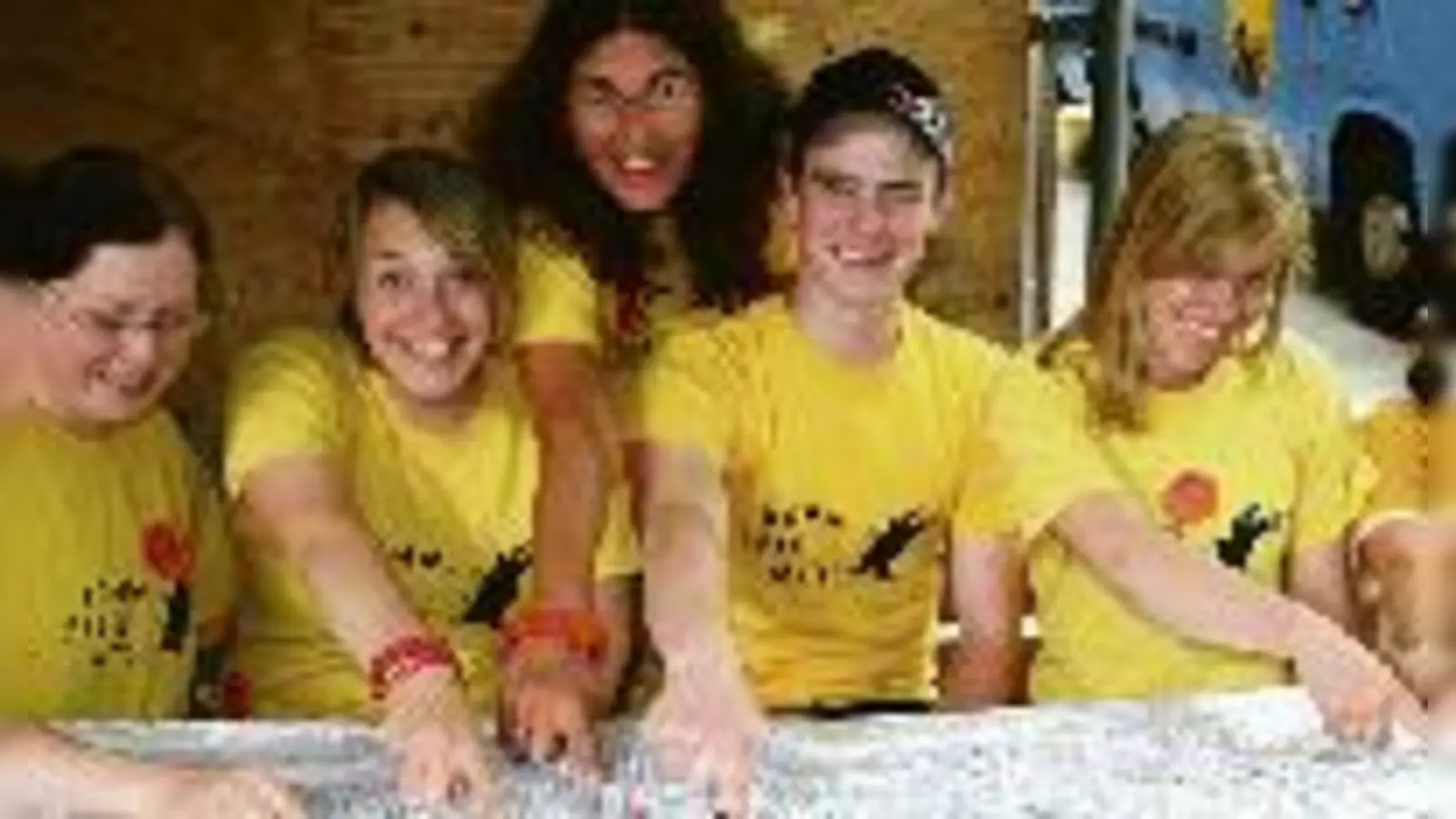 Noch ist der Stadtplan eine leere Karte, aber Uschi Reim (re.) und ihre Kollegen von der Arbeitsgemeinschaft Spiellandschaft Stadt geben Kindern die Chance ihren eigenen Stadtteilplan aktiv zu gestalten.   (Foto: ks)