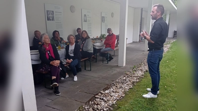 Geschäftsführer Dominik Grimm (rechts) dankte den Ehrenamtlichen der Diakonie. (Foto: privat)