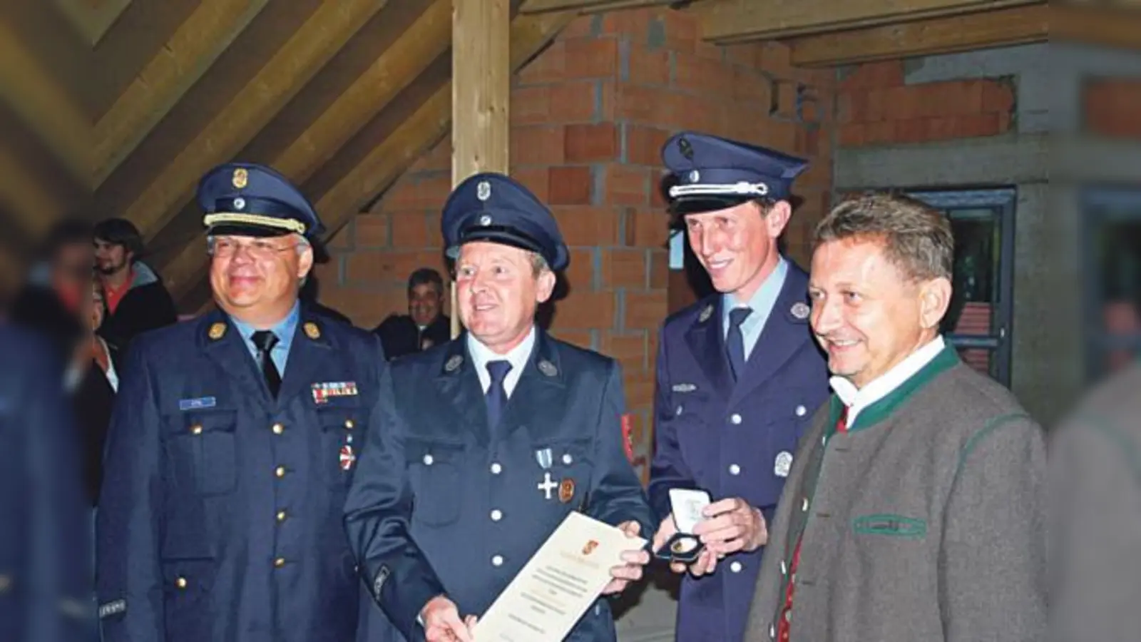 Von links: Kreisbrandinspektor Erwin Ettl, Johann Aichinger, Feuerwehrkommandant Johannes Bußjäger, Bürgermeister Klaus Korneder. 	 (Foto: Gemeinde Grasbrunn)