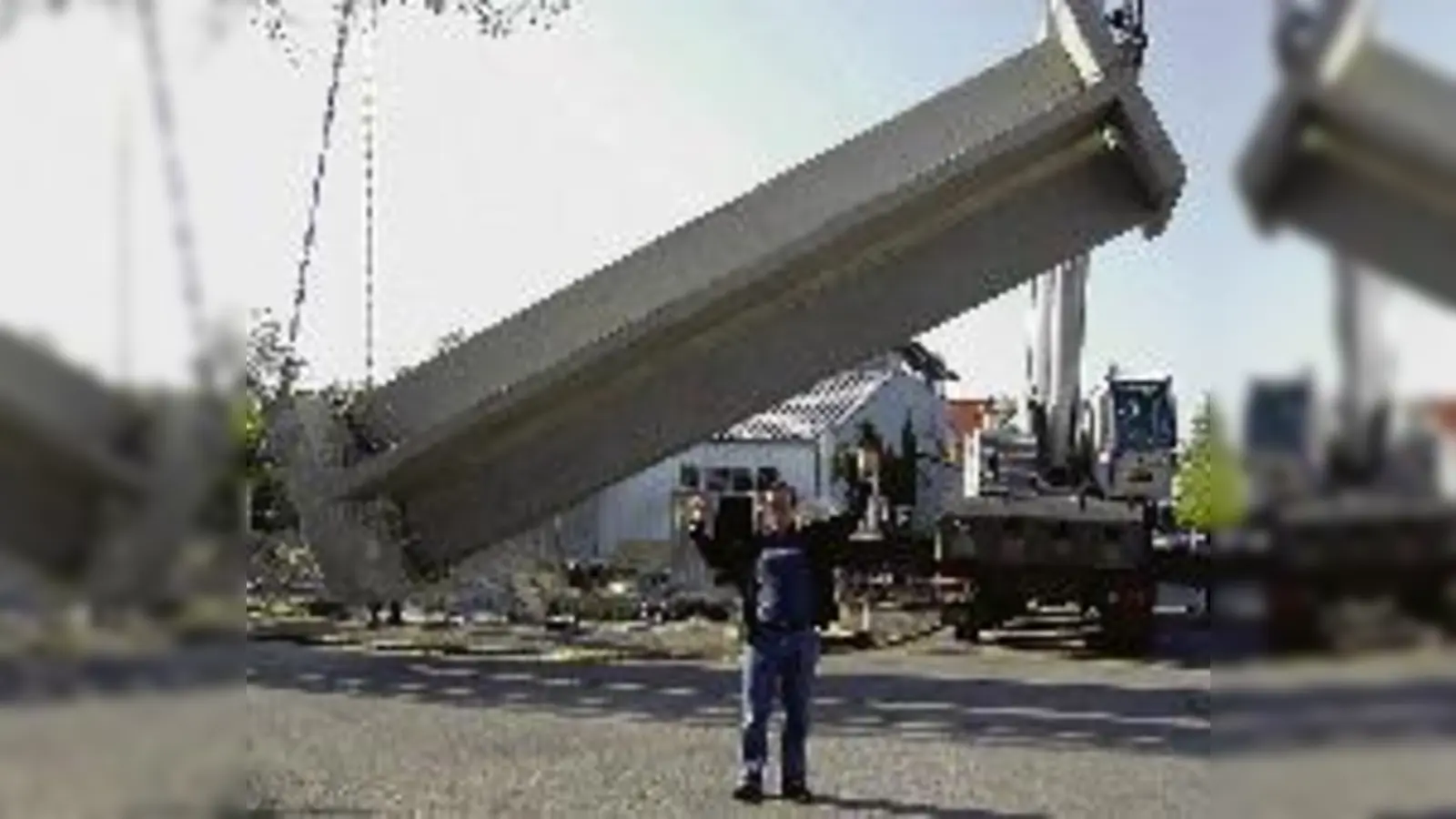 Pisa in Moosach: Pfarrer Frank Schäfer »stemmt« den neuen Glockenturm. 	 (Foto: aha)