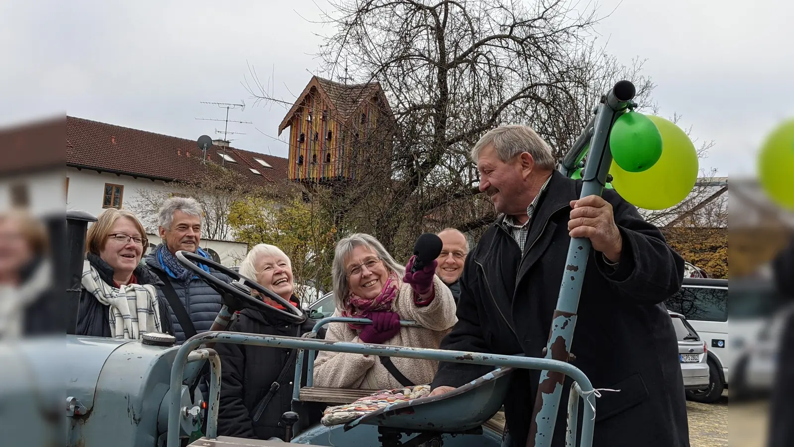 Wie echte Radioreporter nahmen die Hörpfadprojekt-Teilnehmer Interviews mit Zeitzeugen und Experten auf, hier Altbürgermeister Reitsberger.  (Foto: VHS Vatterstetten)