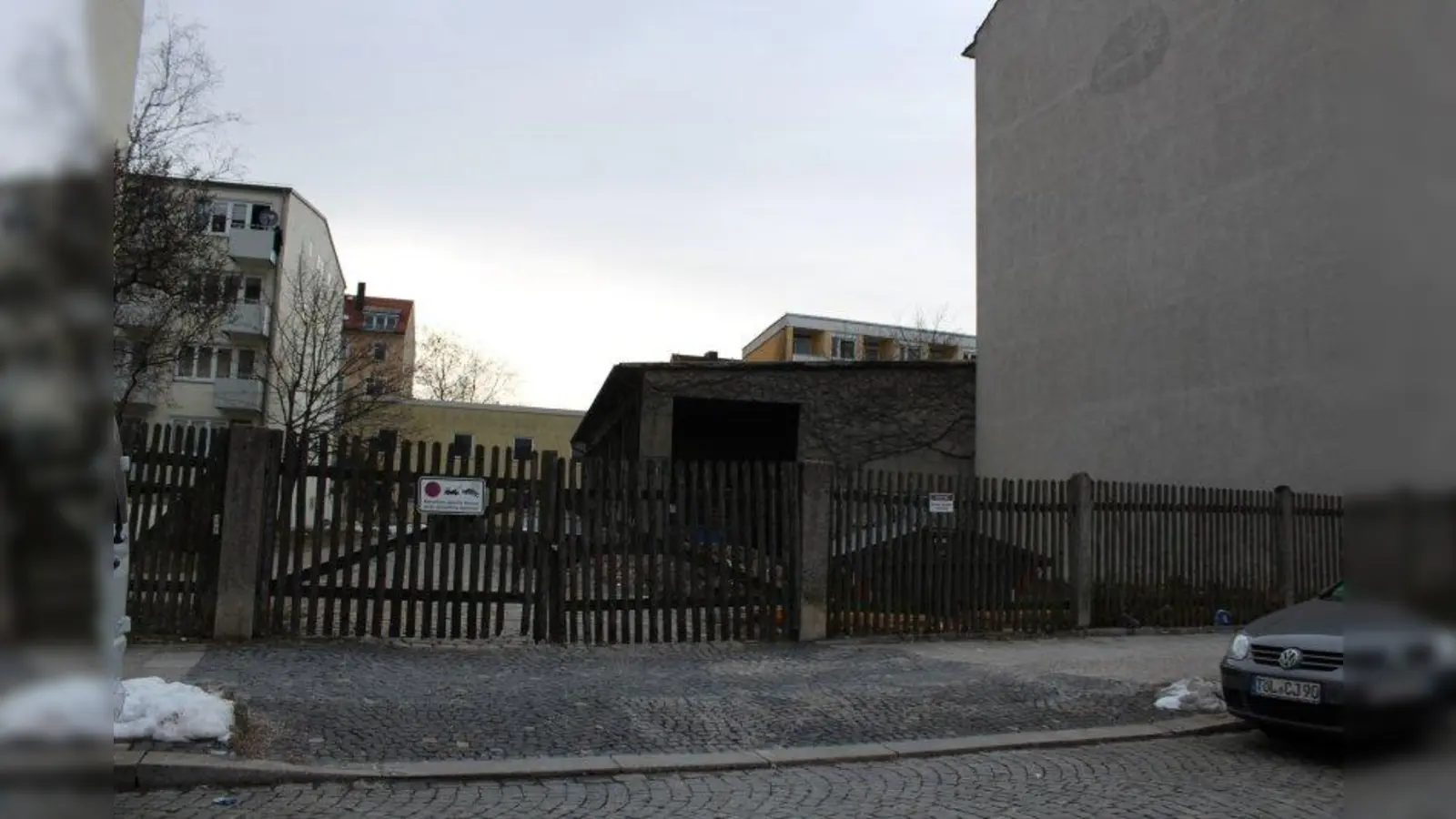 Aktuell befindet sich auf dem Grundstück in der Klarastraße 11 ein Betriebshof der Straßenreinigung. Ab Mai 2020 baut die GWG hier Wohnungen. (Foto: sb)