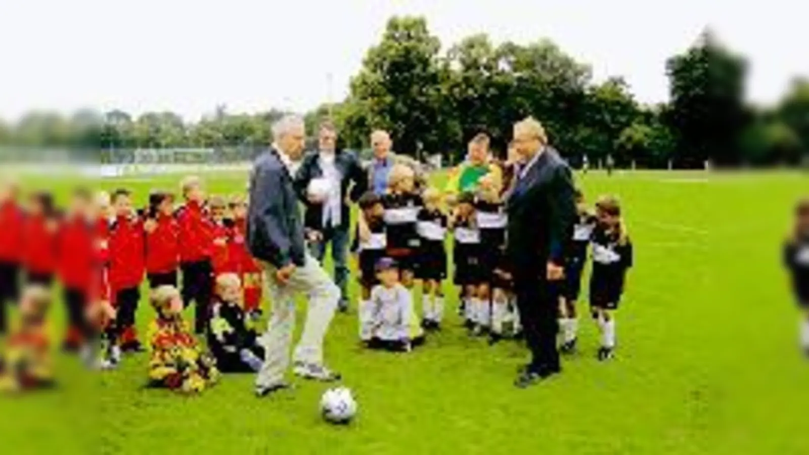 Bruno Jonas und Alfons Schuhbeck mit den kleinen FC S-Kickern.	 (Foto: FCS)