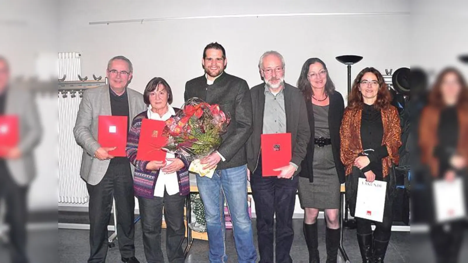 Mark Salzmann (Dritter von links) und MdB Claudia Tausend (Zweite von rechts) ehrten langjährige SPD-Mitglieder.	 (Foto: Maren Salzmann-Brünjes)