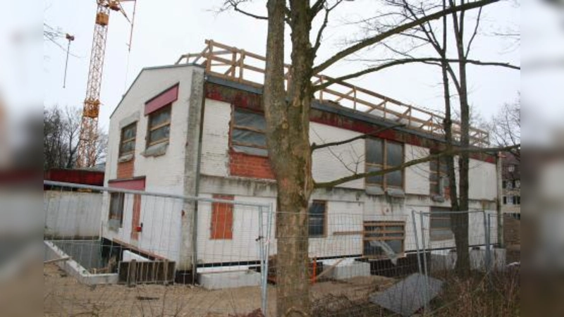 Der Laimer Jugendtreff sieht aus wie ein Rohbau. Eingriffe in die Bausubstanz und Komplikationen beim Sanieren des Gebäudes behinderten den Baufortschritt. (Foto: tg)