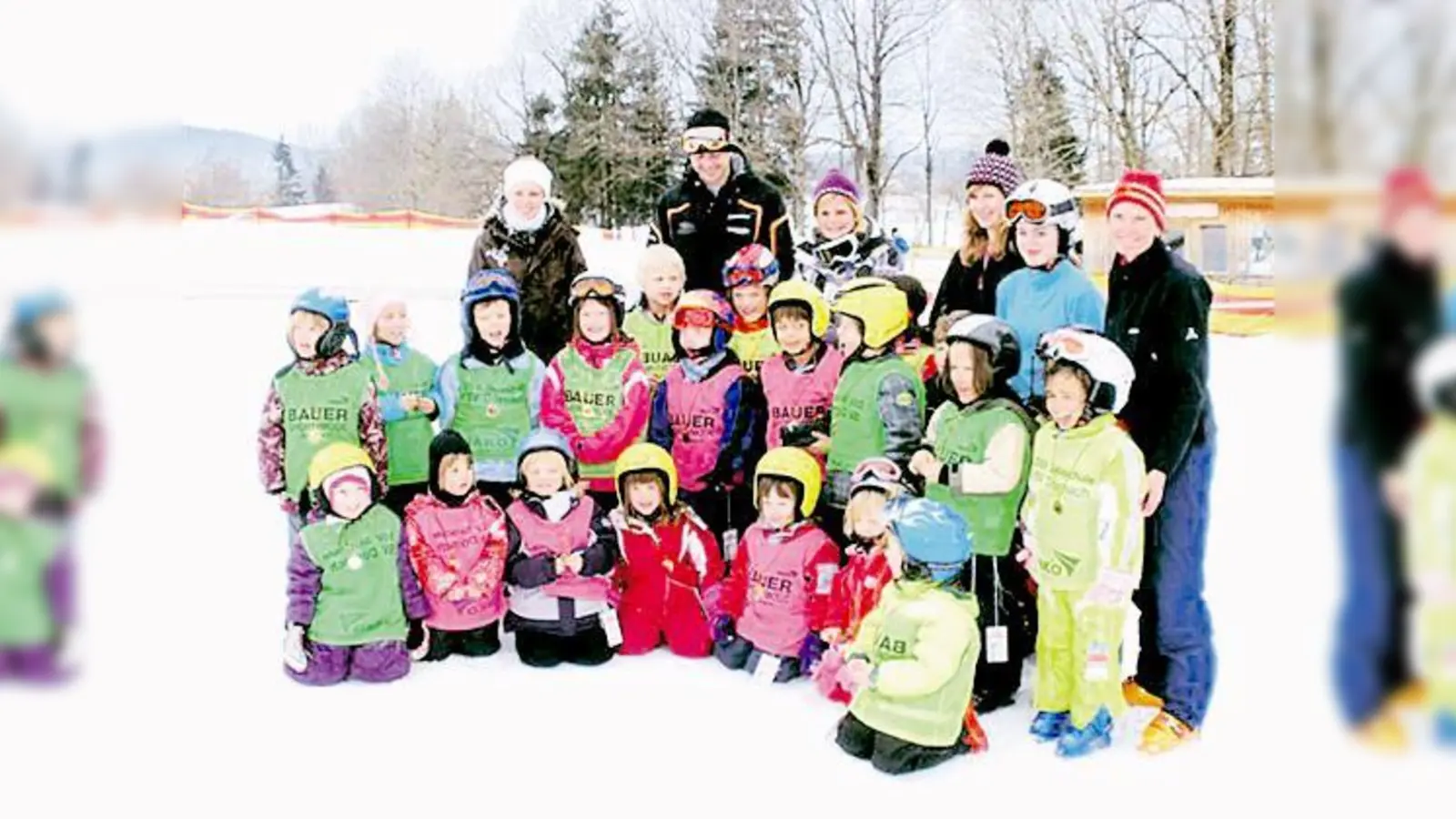 Die Skihaserl vom Zwergerlkurs vom SVDornach mit ihren Skilehrern. (Foto: Privat)
