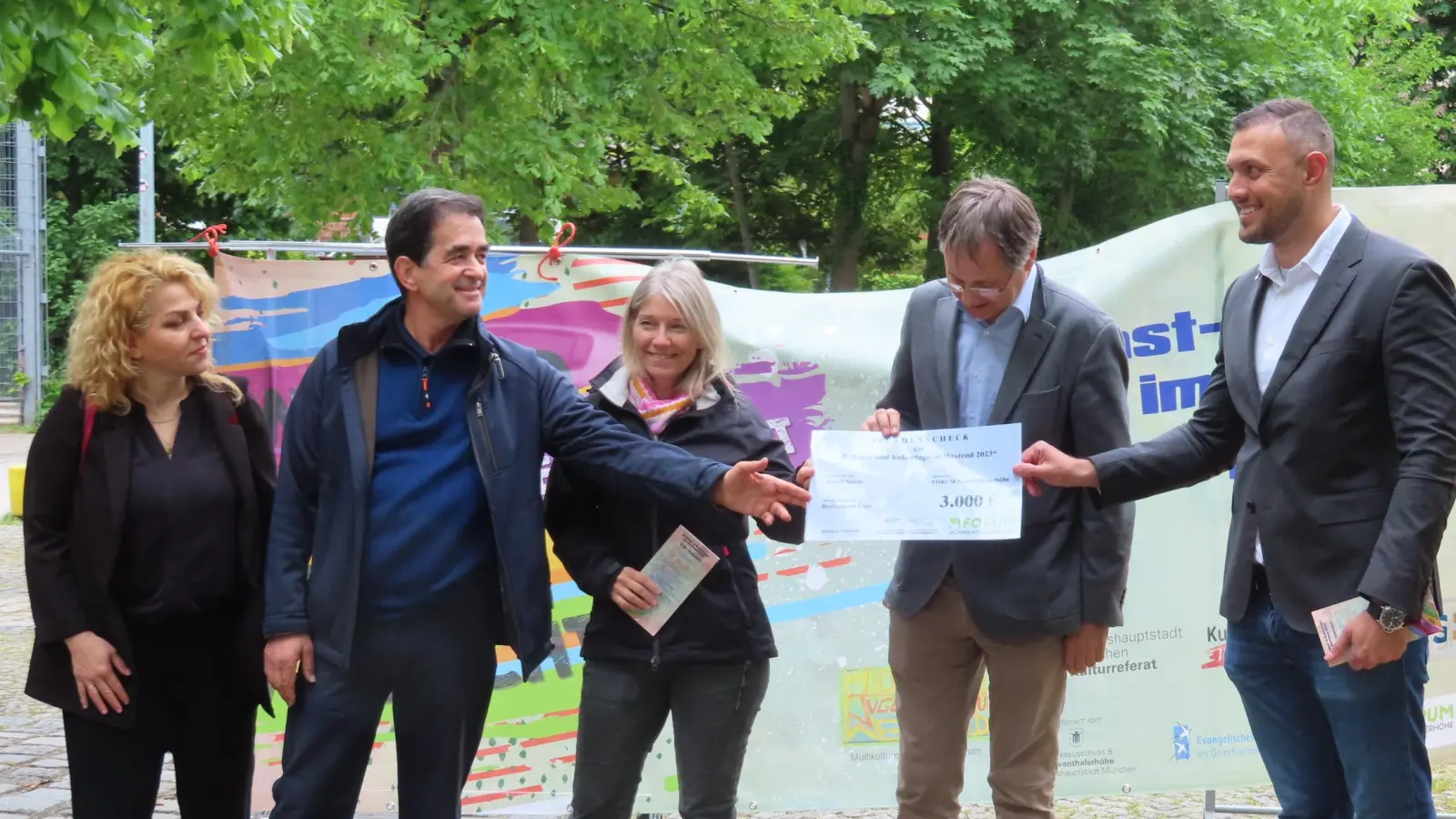 Die Kunst- und Kulturtage starten am 17. Juni. Das „Forum“ steuert dafür 3.000 Euro bei. Im Bild von links: Christina Chatziparasidou (BA-Migrationsbeauftragte), Ismail Sahin (MKJZ), Anja Quast (Kulturkeller), Gottfried Rösch (Evangelisches Migrationszentrum) und Vladimir Tinchev vom „Forum“. (Foto: MKJZ)