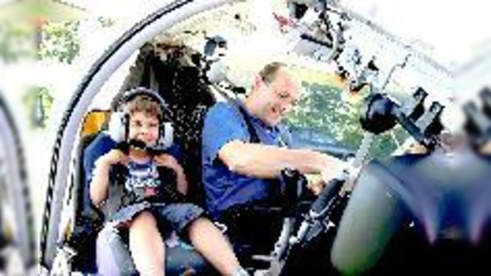 Auch die jüngsten Kinder stiegen begeistert ein bei so erfahrenen Piloten wie Norbert Schertler. 	 (Foto: bb)