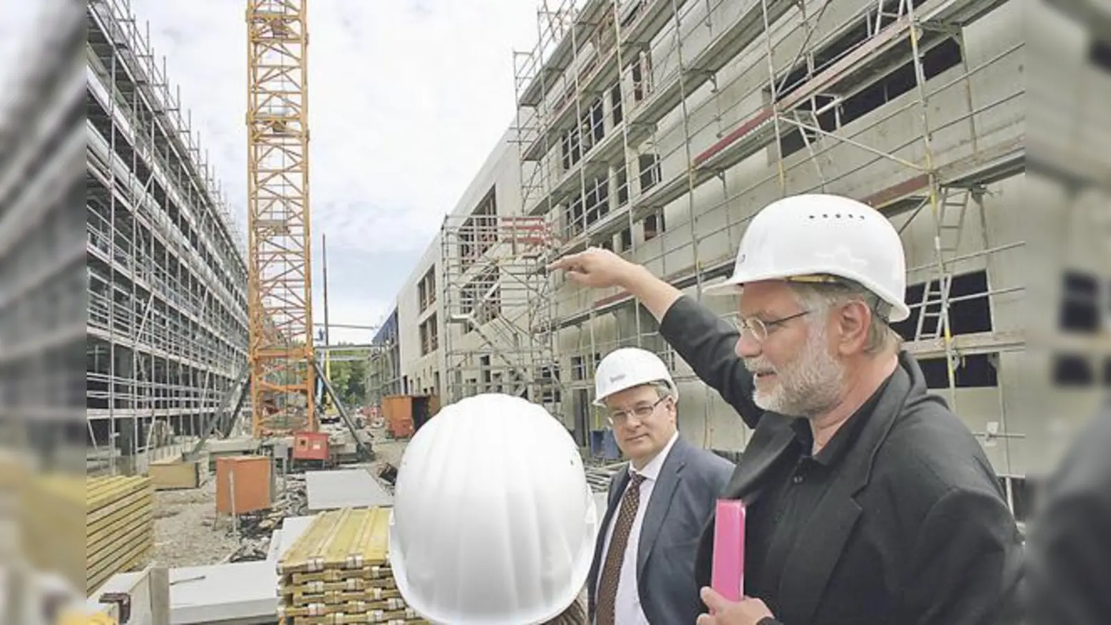 Tiefbauchef Karl Höferle (Mitte) und Leitender Baudirektor Johann Georg Sandmeier (rechts).  (Foto: ws)