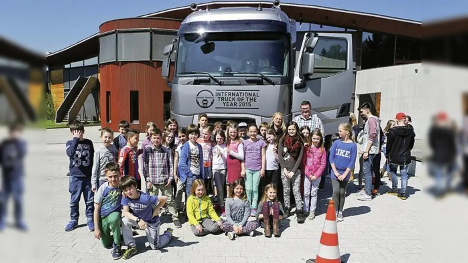 Höhepunkt für die Viertklässler der Montessori Schule Aufkirchen: Der »Truck of the year« war zu Gast beim Verkehrssunterricht. 	 (Foto: Montessori-Verein Erding)