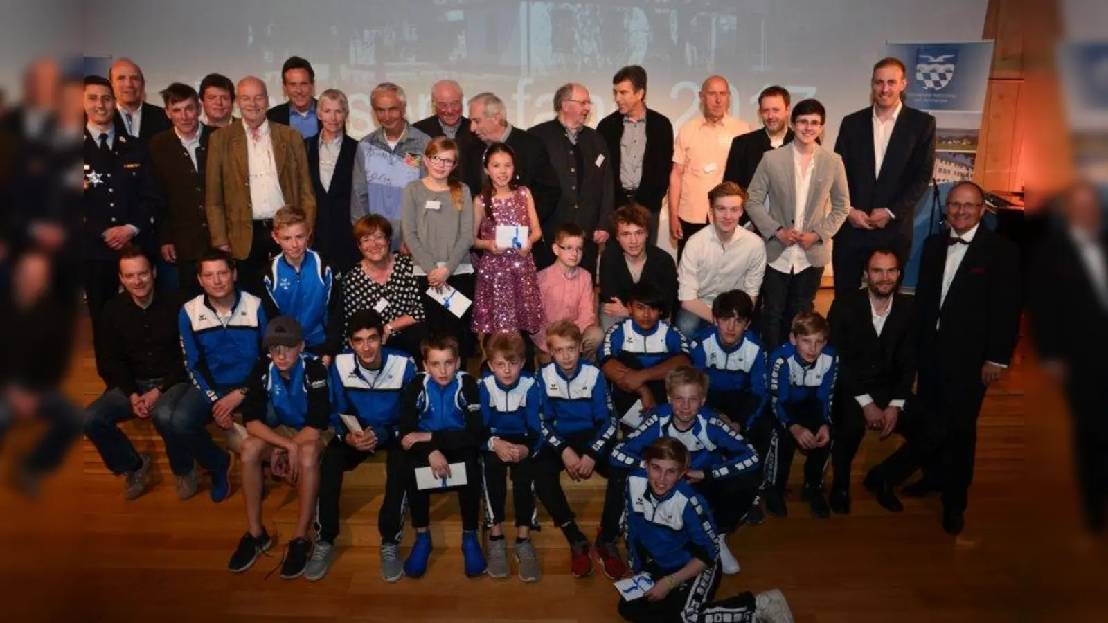 Am Ende des Jahresempfangs kommen alle Geehrten noch einmal auf die Bühne. (Foto: Essberger)
