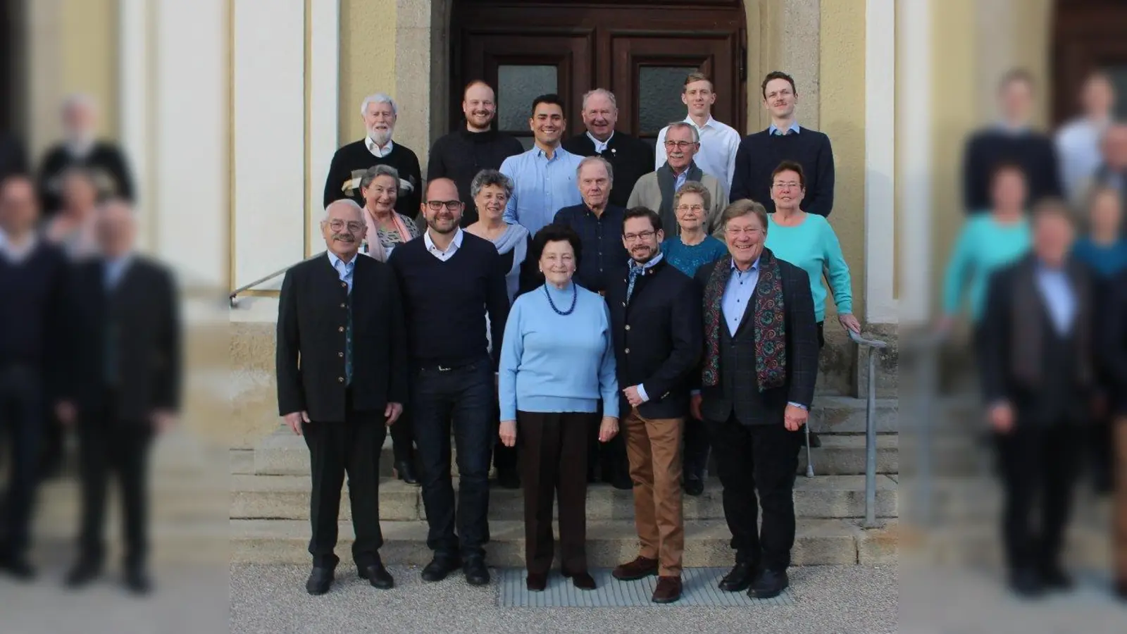 Treten bei der Bezirksausschusswahl für die CSU an (unten von links): Otto Seidl, Matthias Rickinger, Karin Singer-Mayr, Alexander Knesewitsch, Alfred Nagel; Mitte von links: Maximiliane Höflmaier, Heidi Wolf, Walter Barth, Brigitte Fersch, Heide Schoneweg; oben von links: Dieter Meyer, Tim Bürger, Alan-Charles Dean, Wolfram Decker, Benjamin Weiß und Leopold Lampelsdorfer. (Foto: Max Brem sen.)