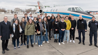 Bundesweite Siegerinnen und Sieger von „Jugend forscht” haben das DLR besucht. (Foto: Roger Riedel)