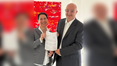 Katja Hessel, die Staatssekretärin im Bundesfinanzministerium und Erdwärme Grünwald Geschäftsführer Andreas Lederle freuen sich sichtlich über die Förderung, die der Bund jetzt zugesagt hat. (Foto: EWG)