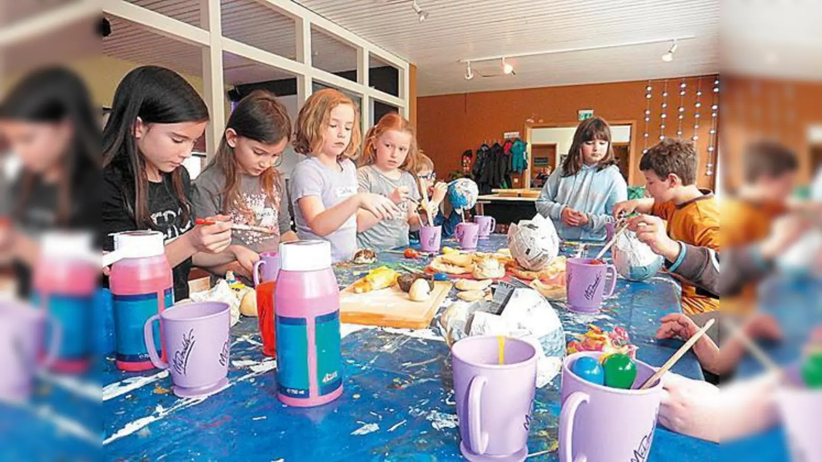 Die Kinder sind beim Ferienprogramm im JuZ vielseitig aktiv, wie hier beim Luftballons anmalen.	 (Foto: privat)
