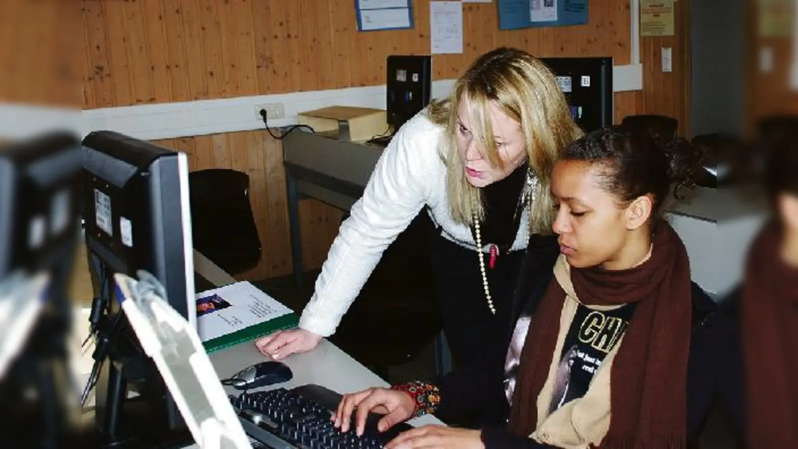 Anita Matanovic entwirft mit einer Schülerin eine Bewerbung  auch das gehört zu den Aufgaben der Berufseinstiegsberaterinnen.  (Foto: sh)