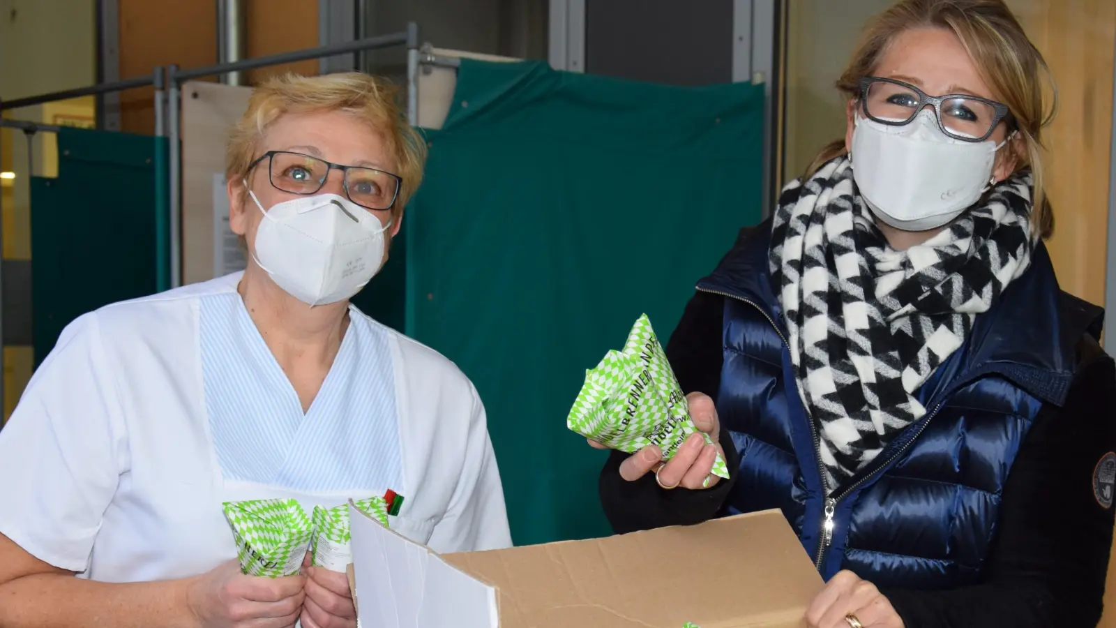 Anita Stocker hat gemeinsam mit Markus Kaiser 100 Tütchen mit gebrannten Mandeln gespendet. (Foto: Kreisklinik)
