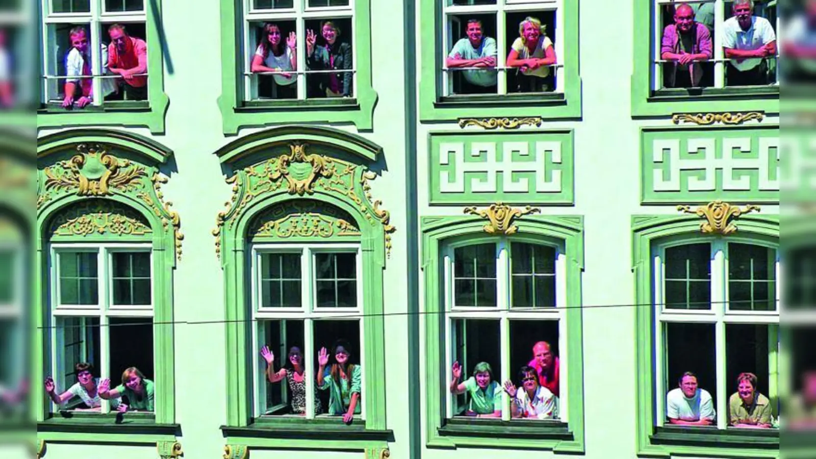 Nicht nur offene Fenster sondern auch eine weit geöffnete Tür: Die Mitarbeiterinnen und Mitarbeiter im Palais Lerchenfeld freuen sich am 1. Dezember auf viele Besucher. (Foto: © Städt. Bestattung)