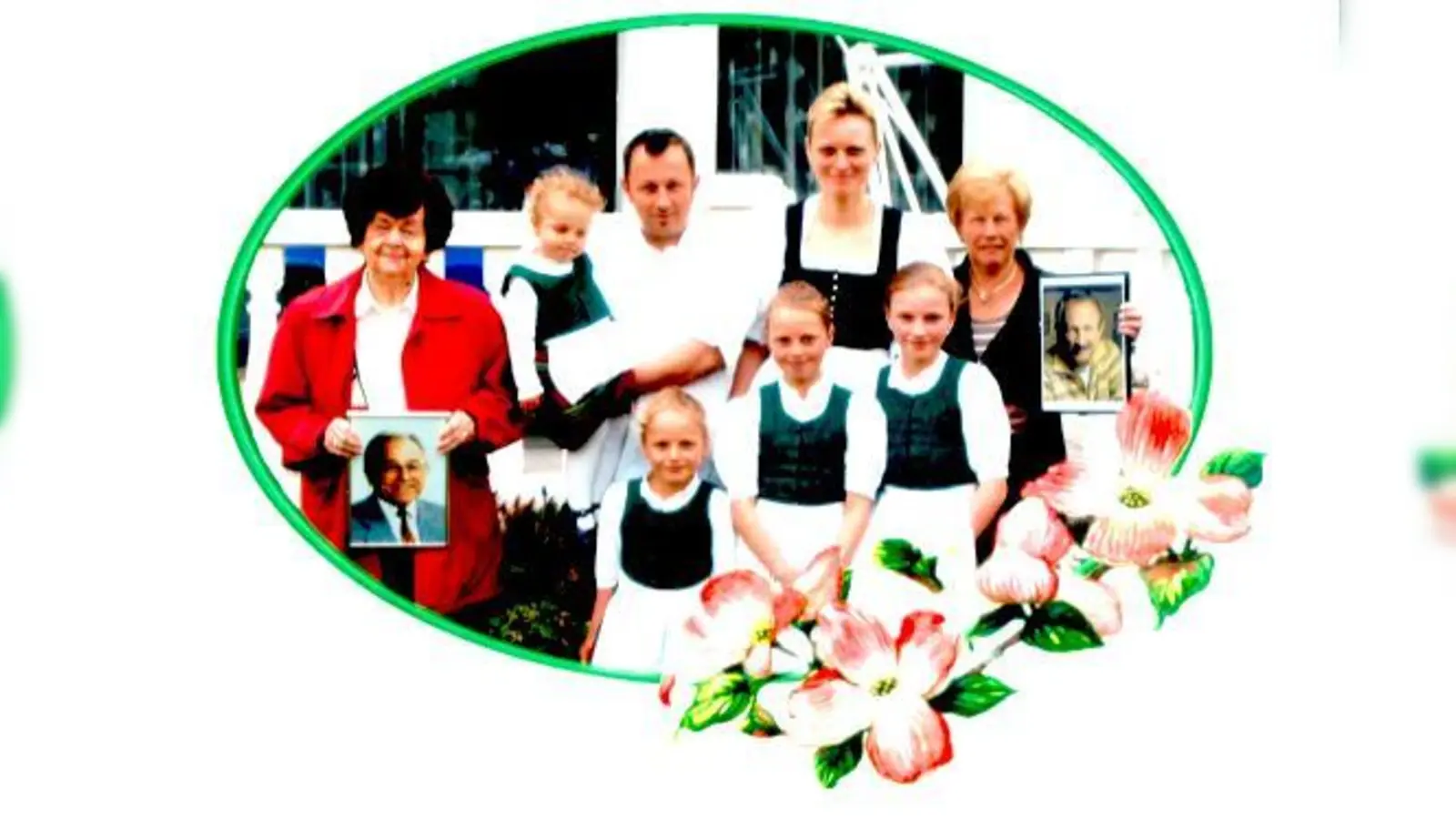 Alle unter einem Dach  Unsere Gewinner-Familie (v. l.) Ur-Oma Friedl (mit Foto von Ehemann Fritz), Christian und Susi Furtmayr mit den Töchtern Hanni, Leni, Lisi und Kathi (v. l.) und Oma Christl Furtmayr (mit Foto von Ehemann Dieter). 	 (Foto: Privat)