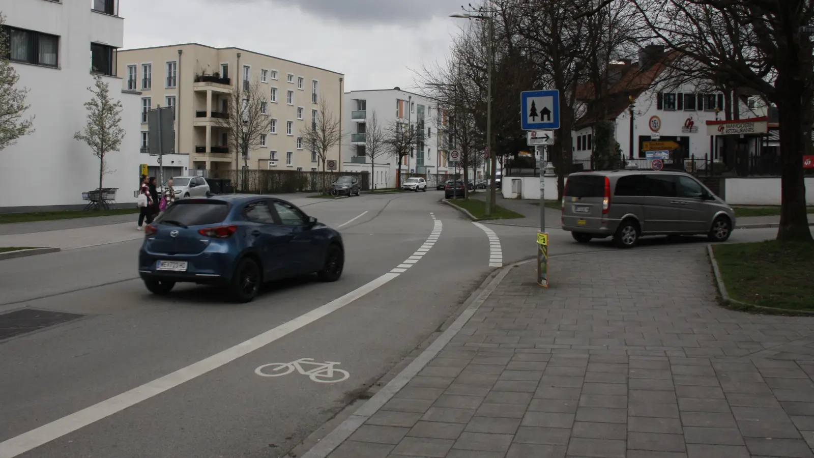Der Radweg in der Maria-Einsiedel-Straße wird von vielen Autos überquert, die nach rechts in die Fraunbergstraße abbiegen. (Foto: Johannes Beetz)
