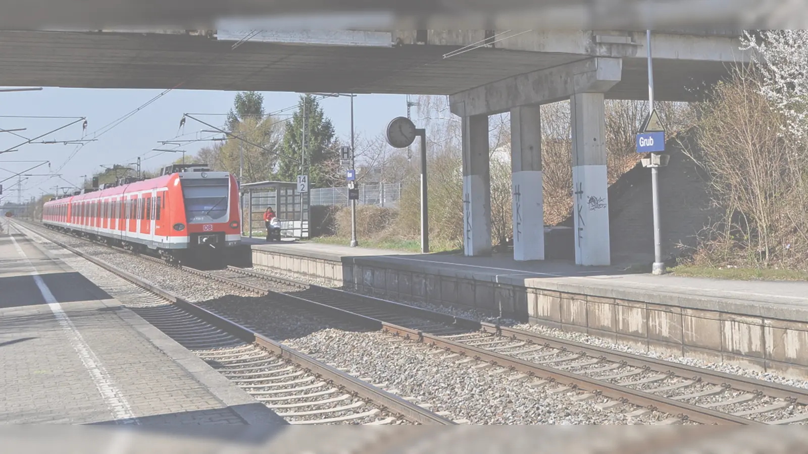 Am S-Bahnhaltepunkt Grub ist ein 17-Jähriger vom Dach eines Zuges auf den Bahnsteig gestürzt. (Foto: Archiv)