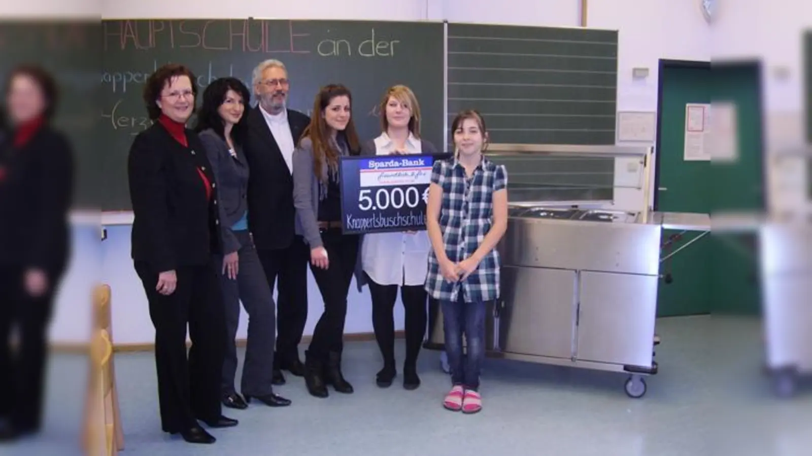 Unbürokratische Hilfe für die Knappertsbuschschule: Christine Miedl und Diana Schober, Sparda-Bank, Schulleiter Karl-Heinz Auer und die Schülerinnen Merve Sahin, Stefanie Krauß und Clara Alkan (v.l.).	 (Foto: js)