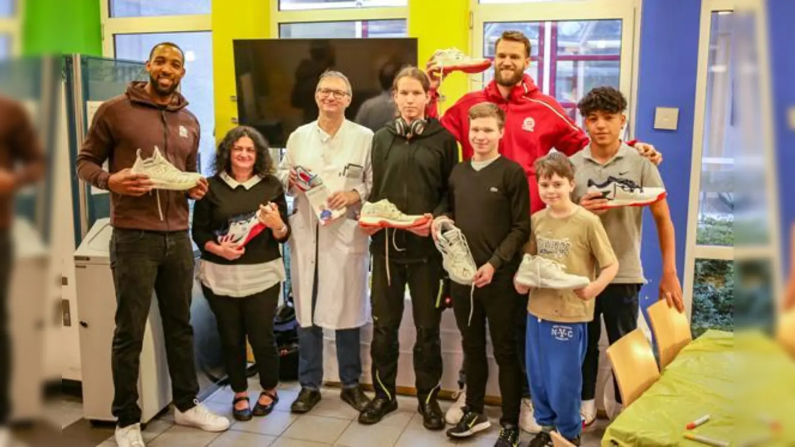 v.l.n.r.: US-Star Derrick Williams, Erzieherin der Kinderklinik Ksenija Fenske, Leitender Oberarzt Dr. Armin Grübl, Teamkapitän Danilo Barthel und die Kinder der Kinderklinik München Schwabing.  (Foto: FC Bayern Basketball)