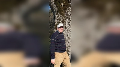 Hermann Vogel hat wieder ein Baumkreuz am Kloster angebracht. (Foto: pr)