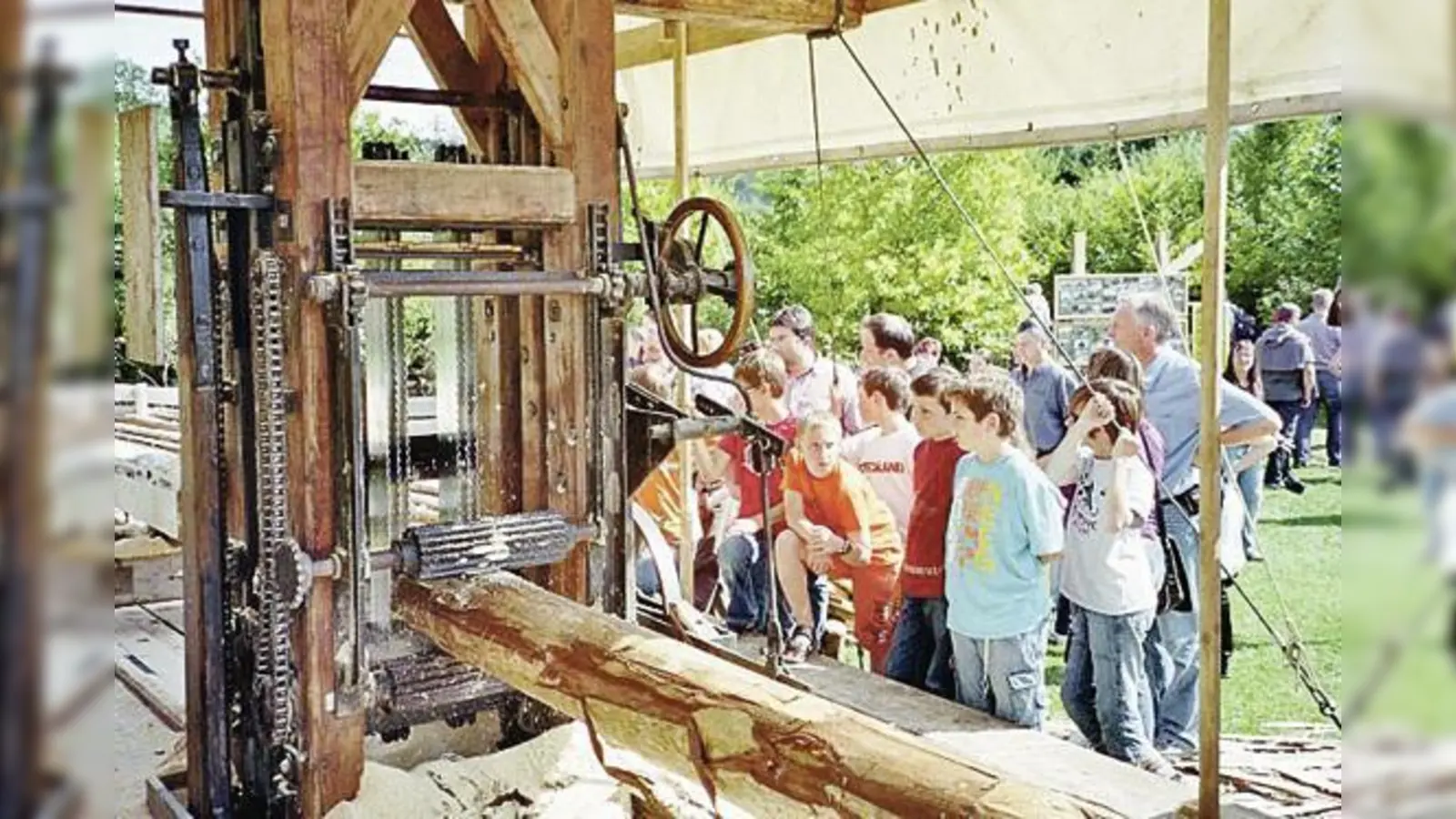 Die Wander-Vollgattersäge ist vom 1. bis 17. August im Markus Wasmeier Freilichtmuseum in Betrieb.  (Foto: Josef Linder)