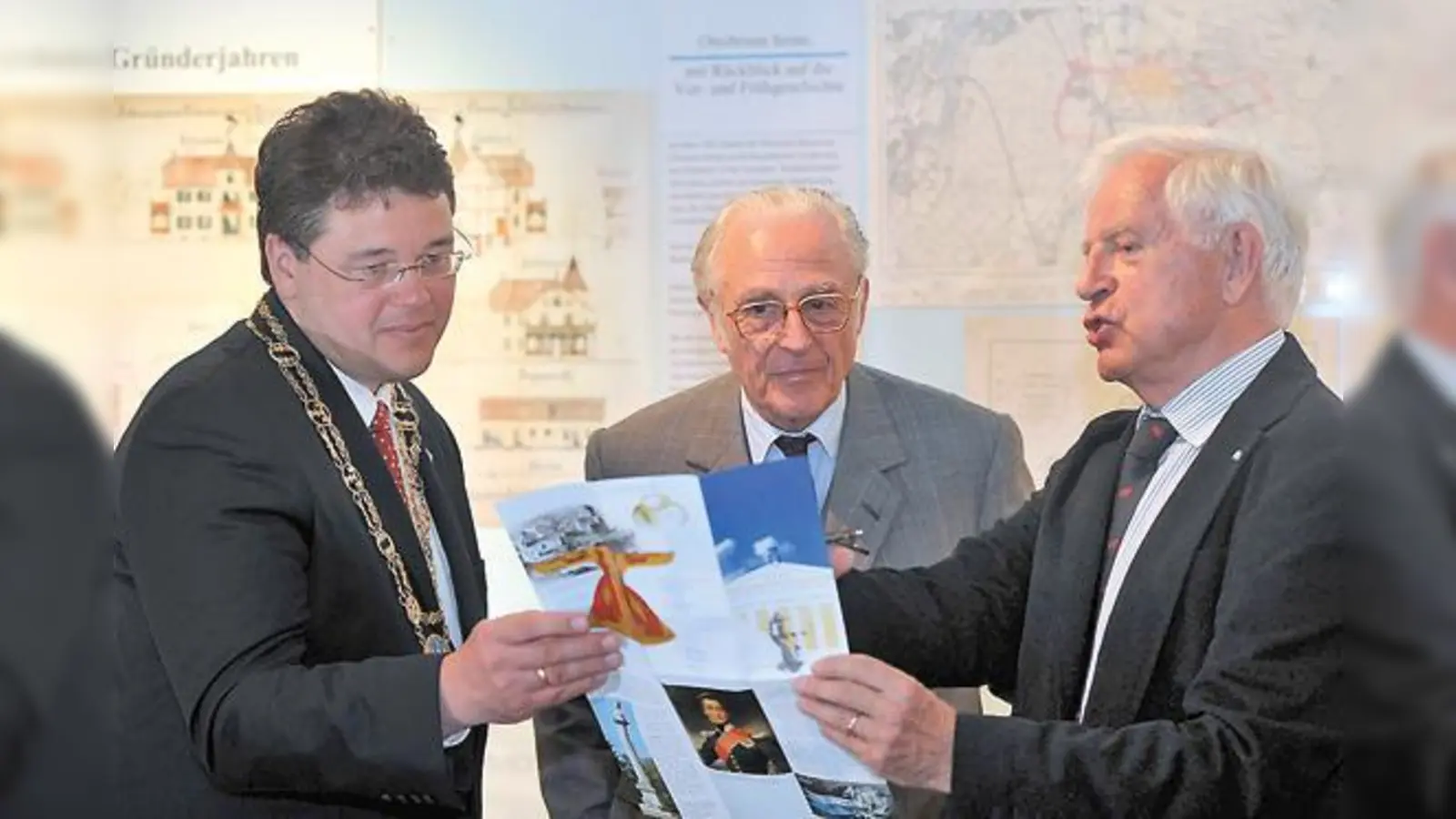 Professor Jan Murken erläutert Herzog Franz von Bayern und Bürgermeister Thomas Loderer den neuen Museumsführer. 	 (Foto: Claus Schunk)